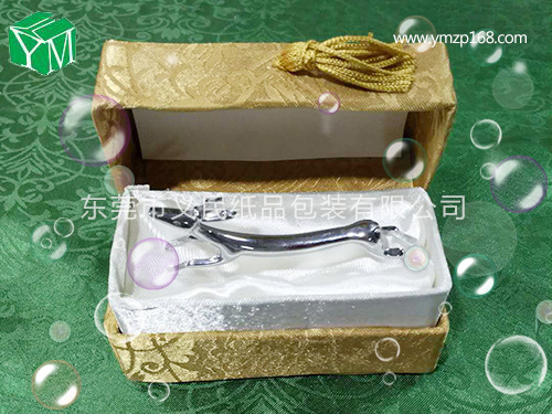金黄色礼品盒